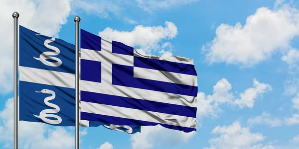 马提尼克和希腊国旗在风中飘扬，与白云蓝天相拥。外交概念、国际关系. — 图库照片