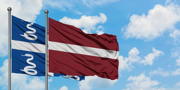 马提尼克和拉脱维亚国旗在风中飘扬，与白云蓝天相一起。外交概念、国际关系. — 图库照片