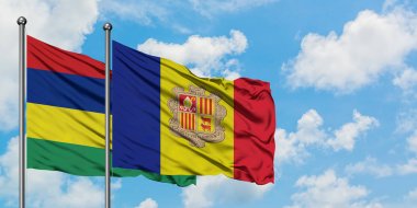 Mauritius ve Andorra bayrağı birlikte beyaz bulutlu mavi gökyüzüne karşı rüzgarda sallayarak. Diplomasi kavramı, uluslararası ilişkiler.