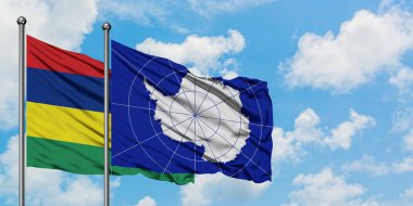 Mauritius ve Antarktika bayrağı birlikte beyaz bulutlu mavi gökyüzüne karşı rüzgarda sallayarak. Diplomasi kavramı, uluslararası ilişkiler.