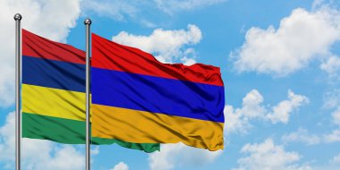 Mauritius ve Ermenistan bayrağı birlikte beyaz bulutlu mavi gökyüzüne karşı rüzgarda sallayarak. Diplomasi kavramı, uluslararası ilişkiler.