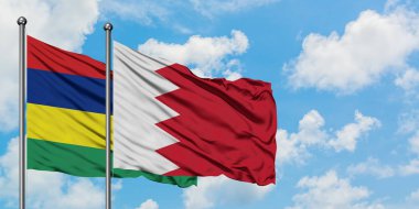 Mauritius ve Bahreyn bayrağı birlikte beyaz bulutlu mavi gökyüzüne karşı rüzgarda sallayarak. Diplomasi kavramı, uluslararası ilişkiler.