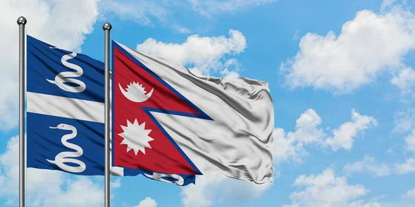 Martinik ve Nepal bayrağı birlikte beyaz bulutlu mavi gökyüzüne karşı rüzgarda sallayarak. Diplomasi kavramı, uluslararası ilişkiler. — Stok fotoğraf