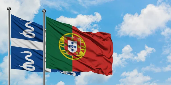 Martinica e Portogallo sventolano insieme la bandiera contro il bianco cielo azzurro nuvoloso. Concetto di diplomazia, relazioni internazionali . — Foto Stock