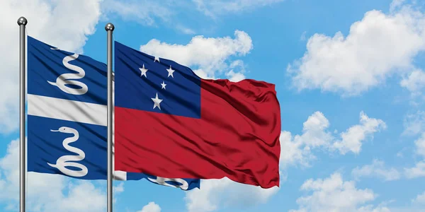 Bandera de Martinica y Samoa ondeando en el viento contra el cielo azul nublado blanco juntos. Concepto diplomático, relaciones internacionales . — Foto de Stock