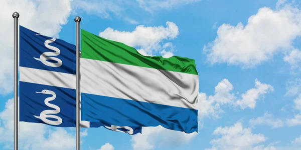 Martinique und sierra leone flagge wehen gemeinsam im wind vor weißem wolkenblauem himmel. Diplomatie-Konzept, internationale Beziehungen. — Stockfoto