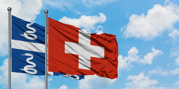 Martynika i Szwajcarii Flaga Macha w wiatr przed białym zachmurzone błękitne niebo razem. Koncepcja dyplomacji, stosunki międzynarodowe. — Zdjęcie stockowe