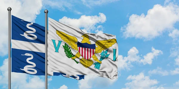 Martinik ve Amerika Birleşik Devletleri Virgin Adaları bayrağı birlikte beyaz bulutlu mavi gökyüzüne karşı rüzgarda sallayarak. Diplomasi kavramı, uluslararası ilişkiler. — Stok fotoğraf