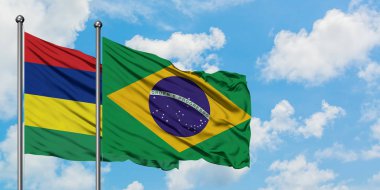 Mauritius ve Brezilya bayrağı birlikte beyaz bulutlu mavi gökyüzüne karşı rüzgarda sallayarak. Diplomasi kavramı, uluslararası ilişkiler.