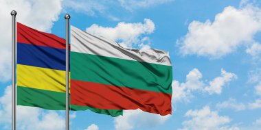 Mauritius ve Bulgaristan bayrağı birlikte beyaz bulutlu mavi gökyüzüne karşı rüzgarda sallayarak. Diplomasi kavramı, uluslararası ilişkiler.