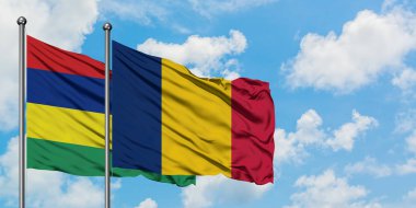 Mauritius ve Çad bayrağı birlikte beyaz bulutlu mavi gökyüzüne karşı rüzgarda sallayarak. Diplomasi kavramı, uluslararası ilişkiler.