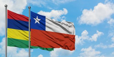 Mauritius ve Şili bayrağı birlikte beyaz bulutlu mavi gökyüzüne karşı rüzgarda sallayarak. Diplomasi kavramı, uluslararası ilişkiler.