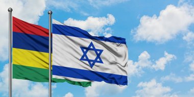 Mauritius ve İsrail bayrağı birlikte beyaz bulutlu mavi gökyüzüne karşı rüzgarda sallayarak. Diplomasi kavramı, uluslararası ilişkiler.