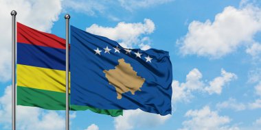Mauritius ve Kosova bayrağı birlikte beyaz bulutlu mavi gökyüzüne karşı rüzgarda sallayarak. Diplomasi kavramı, uluslararası ilişkiler.