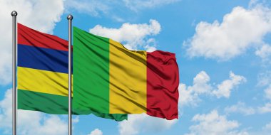 Mauritius ve Mali bayrağı birlikte beyaz bulutlu mavi gökyüzüne karşı rüzgarda sallayarak. Diplomasi kavramı, uluslararası ilişkiler.