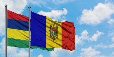 Mauritius ve Moldova bayrağı birlikte beyaz bulutlu mavi gökyüzüne karşı rüzgarda sallayarak. Diplomasi kavramı, uluslararası ilişkiler.