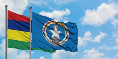 Mauritius ve Kuzey Mariana Adaları bayrağı birlikte beyaz bulutlu mavi gökyüzüne karşı rüzgarda sallayarak. Diplomasi kavramı, uluslararası ilişkiler.