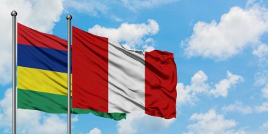 Mauritius ve Peru bayrağı birlikte beyaz bulutlu mavi gökyüzüne karşı rüzgarda sallayarak. Diplomasi kavramı, uluslararası ilişkiler.