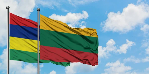 Bandera de Mauricio y Lituania ondeando en el viento contra el cielo azul nublado blanco juntos. Concepto diplomático, relaciones internacionales . — Foto de Stock