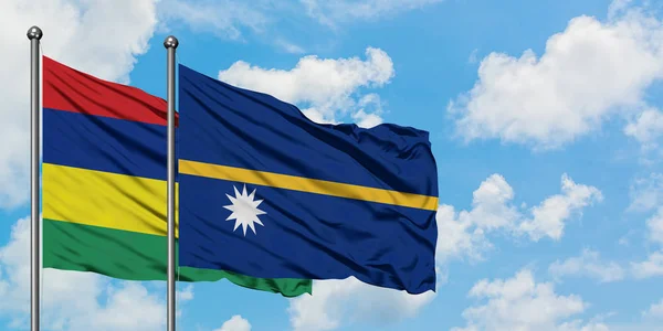 Bandera de Mauricio y Nauru ondeando en el viento contra el cielo azul nublado blanco juntos. Concepto diplomático, relaciones internacionales . — Foto de Stock