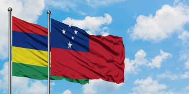 Mauritius ve Samoa bayrağı birlikte beyaz bulutlu mavi gökyüzüne karşı rüzgarda sallayarak. Diplomasi kavramı, uluslararası ilişkiler.