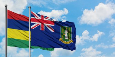 Mauritius ve İngiliz Virgin Adaları bayrağı birlikte beyaz bulutlu mavi gökyüzüne karşı rüzgarda sallayarak. Diplomasi kavramı, uluslararası ilişkiler.