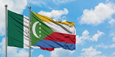 Meksika ve Komorbayrağı birlikte beyaz bulutlu mavi gökyüzüne karşı rüzgarda sallayarak. Diplomasi kavramı, uluslararası ilişkiler.