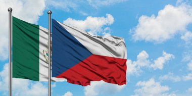 Meksika ve Çek Cumhuriyeti bayrağı birlikte beyaz bulutlu mavi gökyüzüne karşı rüzgarda sallayarak. Diplomasi kavramı, uluslararası ilişkiler.