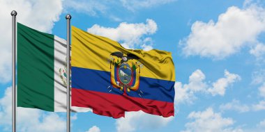 Meksika ve Ekvador bayrağı birlikte beyaz bulutlu mavi gökyüzüne karşı rüzgarda sallayarak. Diplomasi kavramı, uluslararası ilişkiler.