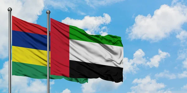 Mauritius e la bandiera degli Emirati Arabi Uniti sventolano insieme contro il bianco cielo azzurro nuvoloso. Concetto di diplomazia, relazioni internazionali . — Foto Stock