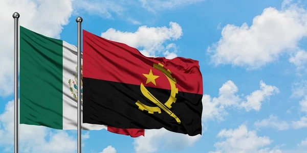 Bandera de México y Angola ondeando en el viento contra el cielo azul nublado blanco juntos. Concepto diplomático, relaciones internacionales . —  Fotos de Stock