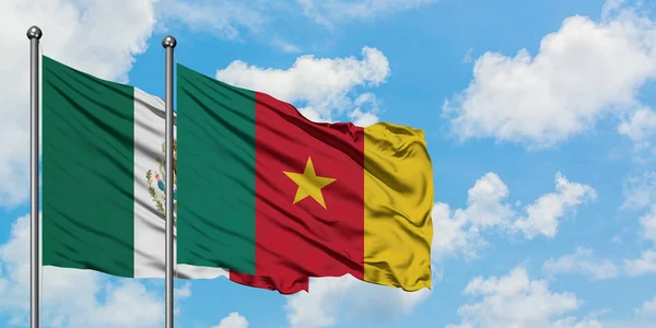 Bandera de México y Camerún ondeando en el viento contra el cielo azul nublado blanco juntos. Concepto diplomático, relaciones internacionales . — Foto de Stock