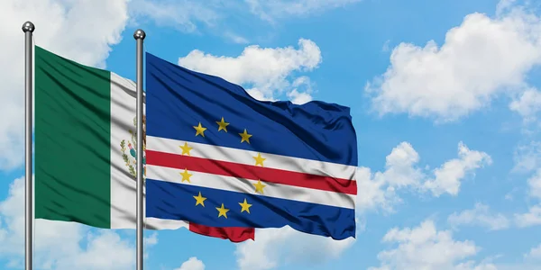 Bandera de México y Cabo Verde ondeando en el viento contra el cielo azul nublado blanco juntos. Concepto diplomático, relaciones internacionales . — Foto de Stock