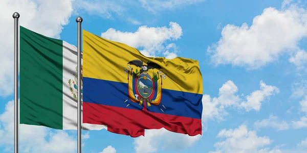 Bandera de México y Ecuador ondeando en el viento contra el cielo azul nublado blanco juntos. Concepto diplomático, relaciones internacionales . — Foto de Stock