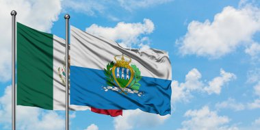 Meksika ve San Marino bayrağı birlikte beyaz bulutlu mavi gökyüzüne karşı rüzgarda sallayarak. Diplomasi kavramı, uluslararası ilişkiler.