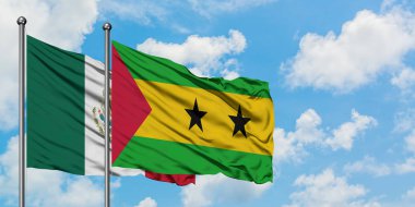 Meksika ve Sao Tome ve Principe bayrak birlikte beyaz bulutlu mavi gökyüzüne karşı rüzgarda sallayarak. Diplomasi kavramı, uluslararası ilişkiler.