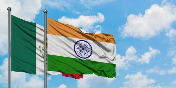 Bandera de México e India ondeando en el viento contra el cielo azul nublado blanco juntos. Concepto diplomático, relaciones internacionales . —  Fotos de Stock