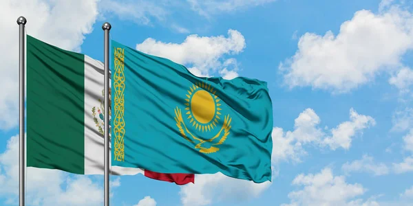 Messico e Kazakistan sventolano insieme la bandiera contro il bianco cielo blu nuvoloso. Concetto di diplomazia, relazioni internazionali . — Foto Stock