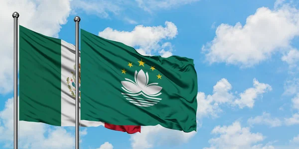 Bandera de México y Macao ondeando en el viento contra el cielo azul nublado blanco juntos. Concepto diplomático, relaciones internacionales . — Foto de Stock
