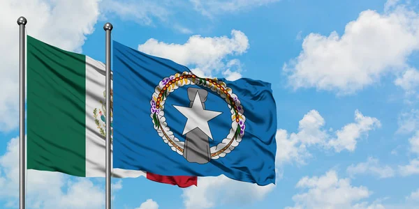 Mexikó és Észak-Mariana-szigetek zászló integetett a szél ellen, fehér felhős kék ég együtt. Diplomáciai koncepció, nemzetközi kapcsolatok. — Stock Fotó