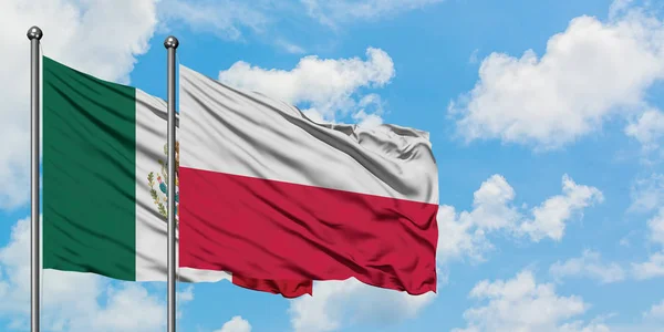 Bandera de México y Polonia ondeando en el viento contra el cielo azul nublado blanco juntos. Concepto diplomático, relaciones internacionales . —  Fotos de Stock