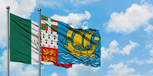 Messico e Saint Pierre e Miquelon sventolano insieme la bandiera contro il bianco cielo azzurro nuvoloso. Concetto di diplomazia, relazioni internazionali . — Foto Stock