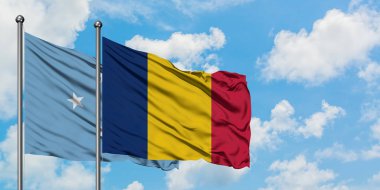 Mikronezya ve Çad bayrağı birlikte beyaz bulutlu mavi gökyüzüne karşı rüzgarda sallayarak. Diplomasi kavramı, uluslararası ilişkiler.