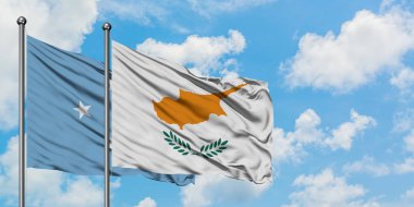 Mikronezya ve Kıbrıs bayrağı birlikte beyaz bulutlu mavi gökyüzüne karşı rüzgarda sallayarak. Diplomasi kavramı, uluslararası ilişkiler.