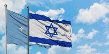 Mikronezya ve İsrail bayrağı birlikte beyaz bulutlu mavi gökyüzüne karşı rüzgarda sallayarak. Diplomasi kavramı, uluslararası ilişkiler.