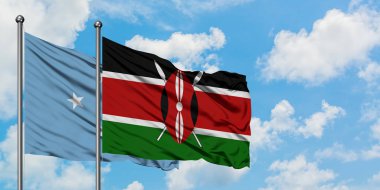 Mikronezya ve Kenya bayrağı birlikte beyaz bulutlu mavi gökyüzüne karşı rüzgarda sallayarak. Diplomasi kavramı, uluslararası ilişkiler.