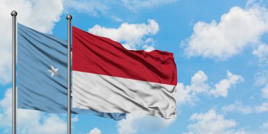 Mikronezya ve Monako bayrağı birlikte beyaz bulutlu mavi gökyüzüne karşı rüzgarda sallayarak. Diplomasi kavramı, uluslararası ilişkiler.