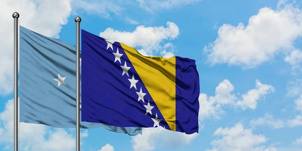 Σημαία της Μικρονησίας και της Βοσνίας Ερζεγοβίνης που κουνώντας τον άνεμο ενάντια στον λευκό νεφελώδες γαλάζιο ουρανό μαζί. Φιλοσοφία της διπλωματίας, διεθνείς σχέσεις. — Φωτογραφία Αρχείου