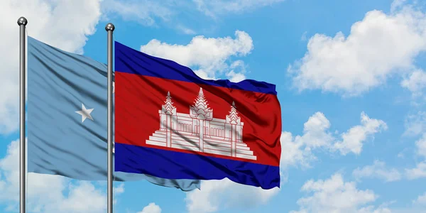Micronésie et le drapeau du Cambodge agitant dans le vent contre ciel bleu nuageux blanc ensemble. Concept de diplomatie, relations internationales . — Photo