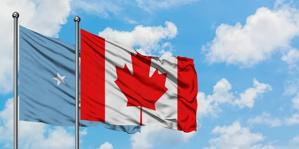 Micronesia y la bandera de Canadá ondeando en el viento contra el cielo azul nublado blanco juntos. Concepto diplomático, relaciones internacionales . — Foto de Stock